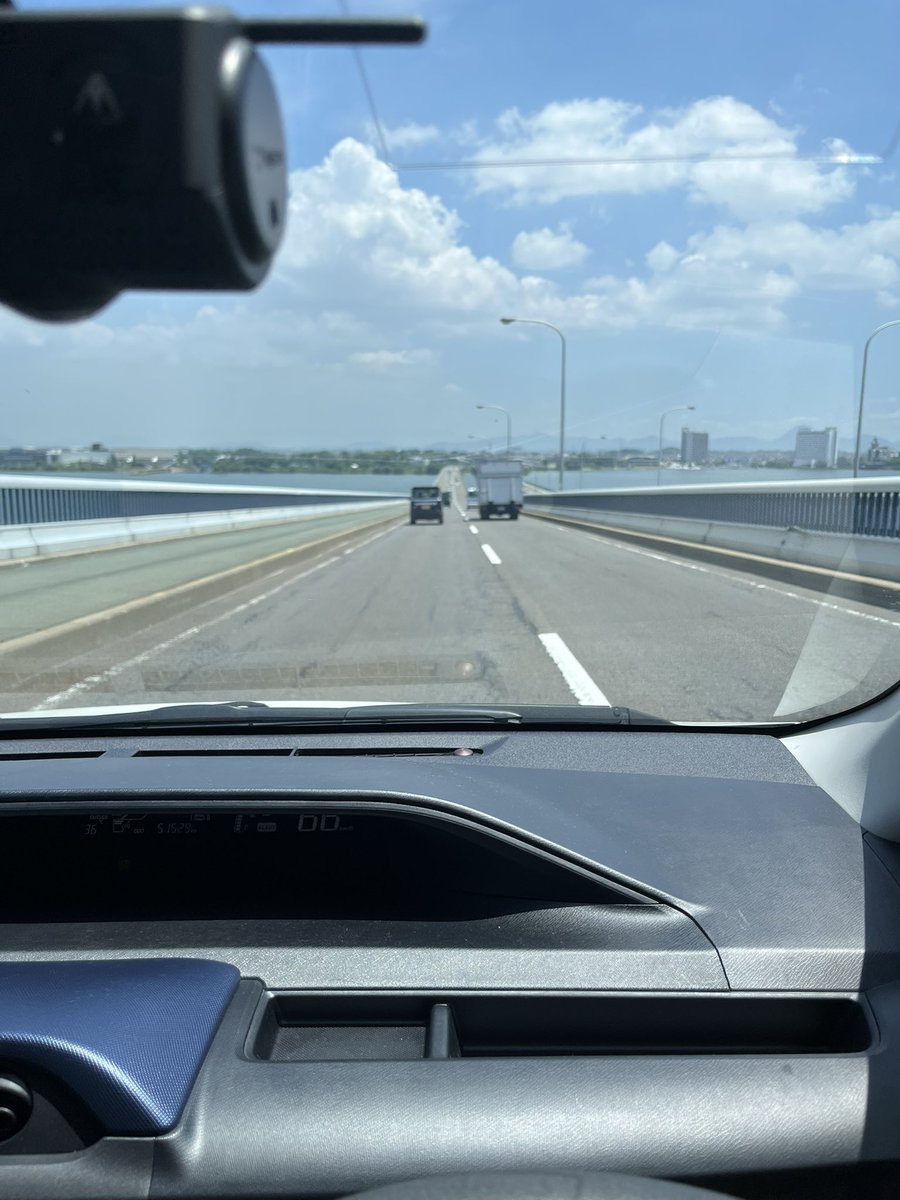 今、琵琶湖通りました🚗
ええ天気やー✨