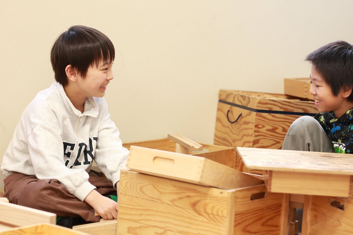 より充実した
学童保育へ👦👧
*｡.･🌻🍉👒

神戸市の学童保育は待機なし🏫
6年生まで受入れ中🙆

もうすぐ来る夏休み🌻
不安な保護者の方に朗報です📣

夏休みのみの利用施設を拡充✨
全区で計54施設🎉

昼食提供も充実🍽️
40施設から140施設へ増えます😋

くわしくは▼
city.kobe.lg.jp/a64411/kosodat…