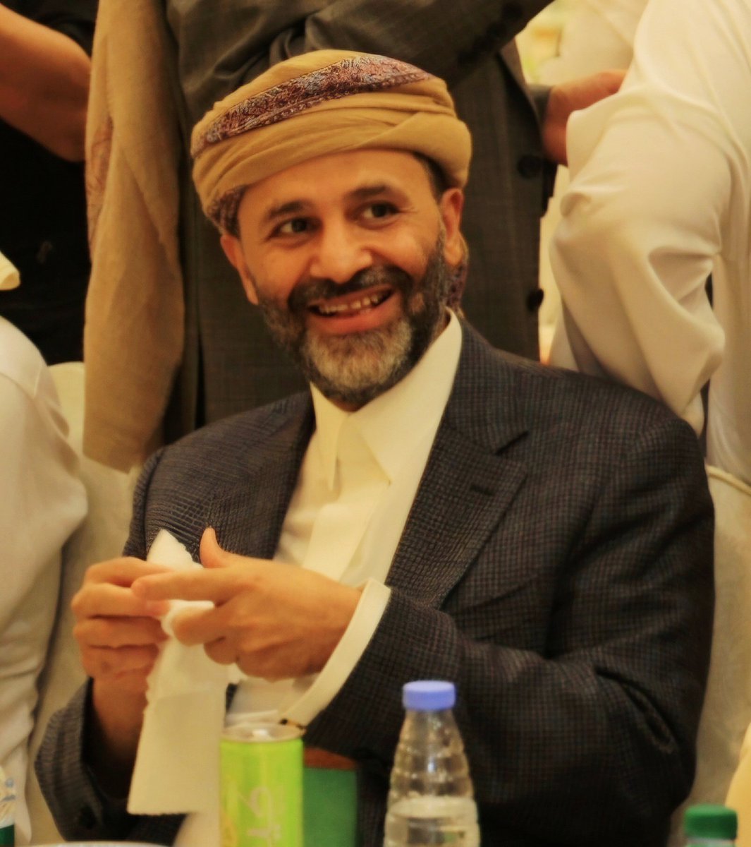 هذا هو كبير القوم ومقدام القوم ورائد القوم
لا باع ولا خان ولا ارتهن ولا بدل تبديلا ..

ضحى باغلى ماعنده في سبيل استعادة
الجمهورية فلا يداهن ولا يجامل في القضايا
الوطنية مهما كانت الظروف او التضحية ..

#حميد_رائد_القوم_وكبيرهم