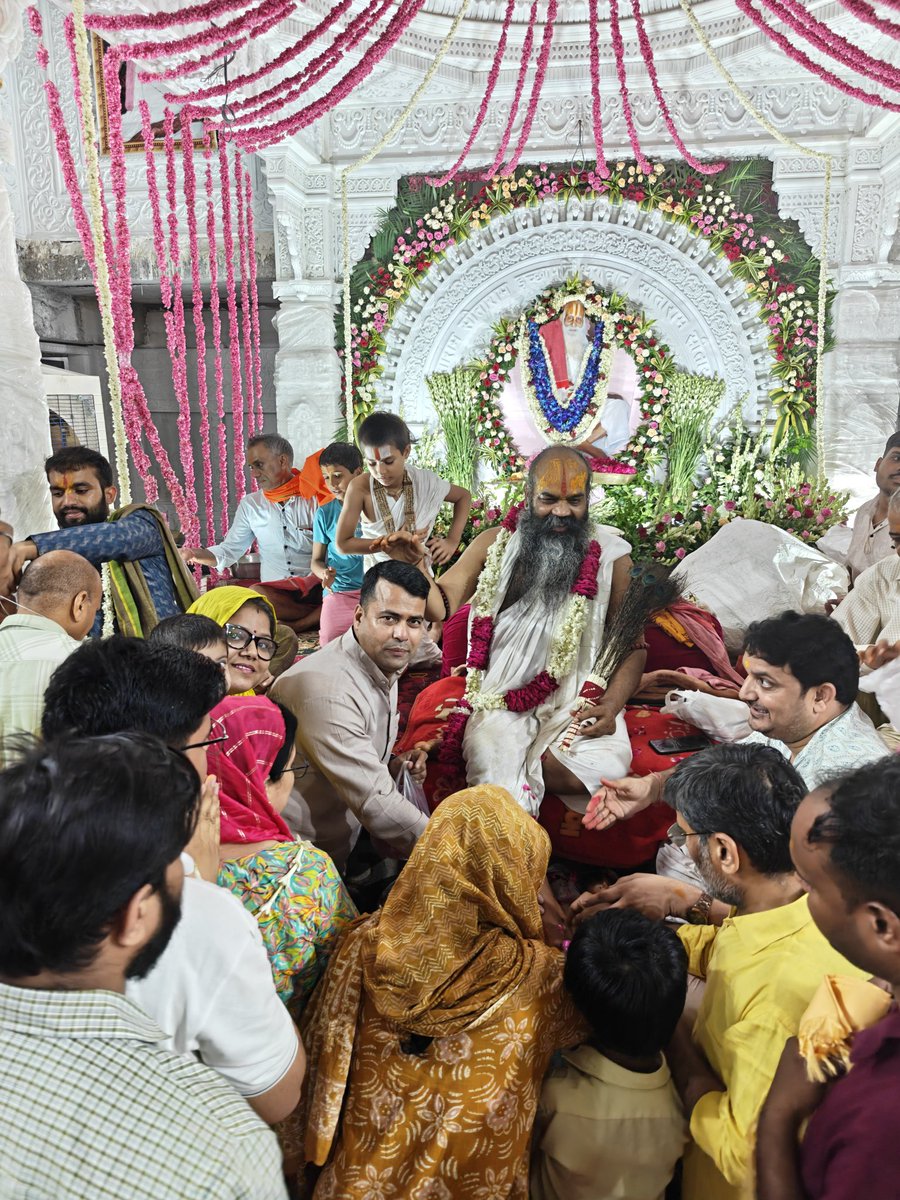 गुरु गोविंद दोनों खडे काके लागू पाय बलिहारी गुरु आप हैं गोविंद दियो बताए गुरु पूर्णिमा महोत्सव की आप सभी को ढेर सारी शुभकामनाएं #Guru #gurudev #gurupurima