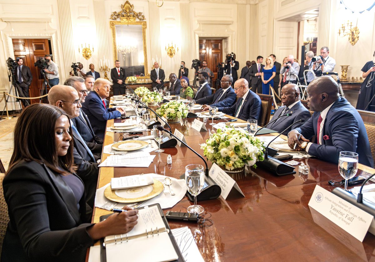 Gabon24 (@tvgabon24) on Twitter photo 📸 𝐑𝐄𝐓𝐎𝐔𝐑 𝐄𝐍 𝐈𝐌𝐀𝐆𝐄𝐒 sur la rencontre entre le Président de la République gabonaise, <a href="/oliguinguema/">Brice Clotaire Oligui Nguema</a>, et son homologue américain, <a href="/DonaldTrump/">Donald J. Trump</a>, à la <a href="/WhiteHouse/">The White House</a>. 📸 𝐑𝐄𝐓𝐎𝐔𝐑 𝐄𝐍 𝐈𝐌𝐀𝐆𝐄𝐒 sur la rencontre entre le Président de la République gabonaise, <a href="/oliguinguema/">Brice Clotaire Oligui Nguema</a>, et son homologue américain, <a href="/DonaldTrump/">Donald J. Trump</a>, à la <a href="/WhiteHouse/">The White House</a>.