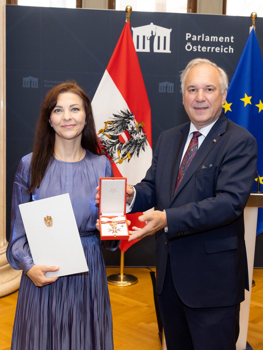 Mit Dankbarkeit habe ich das Große Goldene Ehrenzeichen für Verdienste um die Republik #Österreich angenommen. Es ist nicht nur 1 persönliche Ehrung, sondern auch ein Zeichen der Anerkennung für all diejenigen, die mich auf meinem Weg begleitet und unterstützt haben. 📸 <a href="/OeParl/">Parlament Österreich</a>