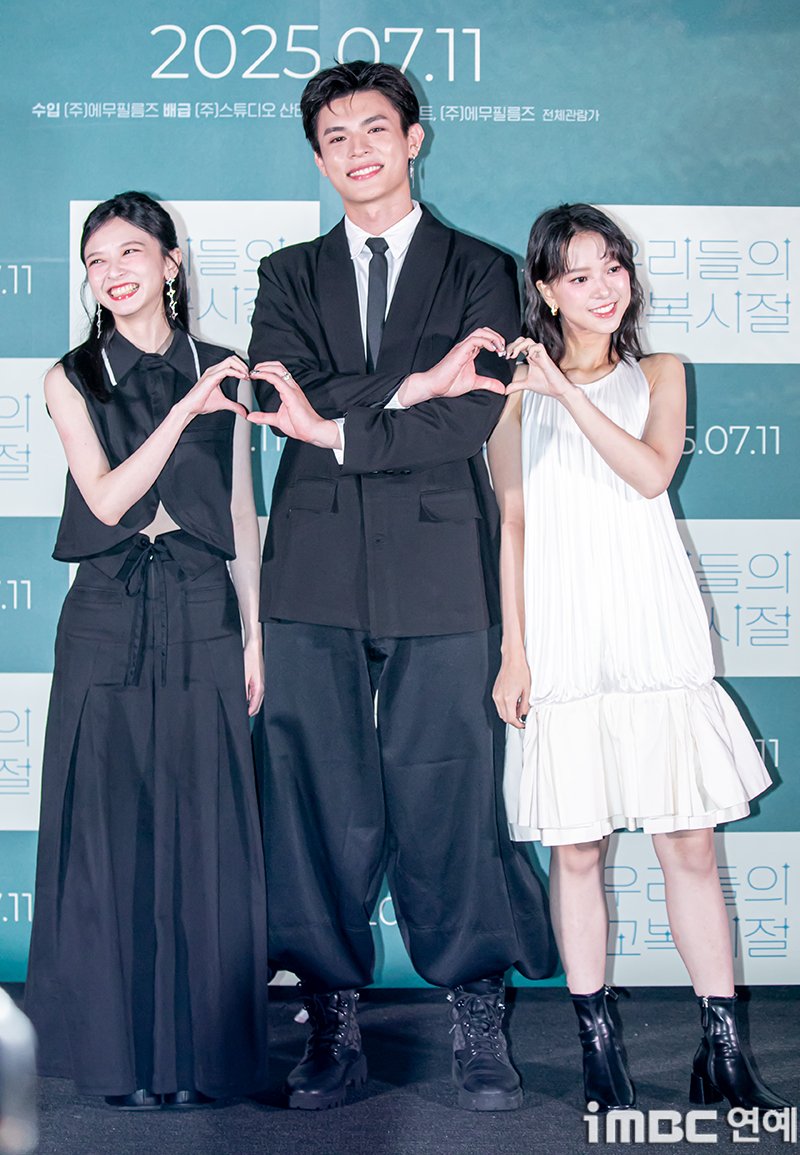 imbcenews's tweet photo. [포토] 진연비 구이태 항첩여, 내한했습니다~
#우리들의교복시절 #夜校女生 #TheUniform #영화개봉
#진연비 #陳姸霏 #BuffyChen #항첩여 #項婕如 #ChloeXiang
#구이태 #邱以太 #BruceChiu #언론시사회_250710 [iMBC 연예]

‘우리들의 교복시절’ 대만 명문고 야간반에 입학한 '아이'와 같은 책상을 쓰는 주간반 엘리트 '민'이 절친이 되지만, 제일고 인기남 '루커'를 동시에 좋아하며 삼각관계가 되는 이야기.

오는 11일 개봉.

⬇️고화질 Click Plz⬇️
https://t.co/Nq1yUsM6le
