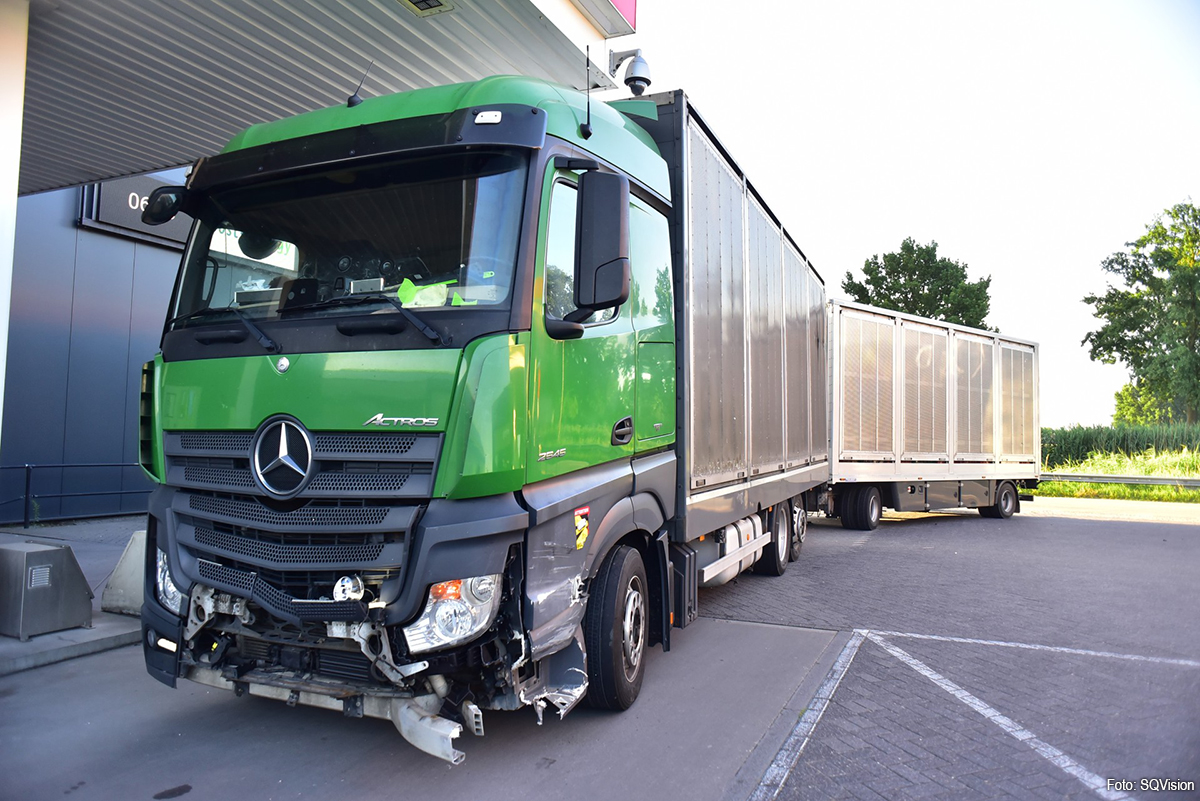 Vrachtwagen met kippen aangereden door automobilist