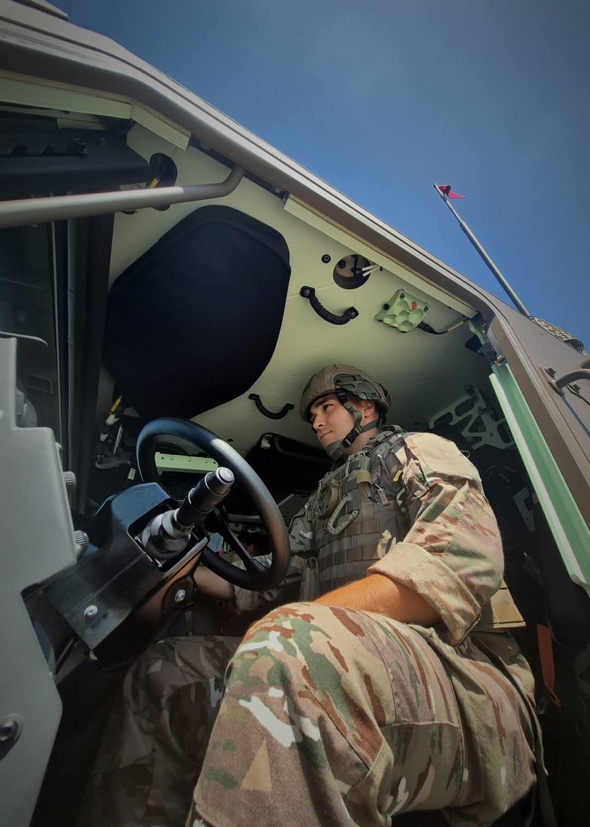 RegimentMedical's tweet image. Aujourd'hui, à Brétigny-sur-Orge, le Régiment médical s’entraîne sans relâche dans le cadre des répétitions du défilé du 14 Juillet.
Mobilisés pour leur unité avec fierté, les militaires visent l’excellence à chaque passage, en vue du grand rendez-vous sur les Champs-Élysées.