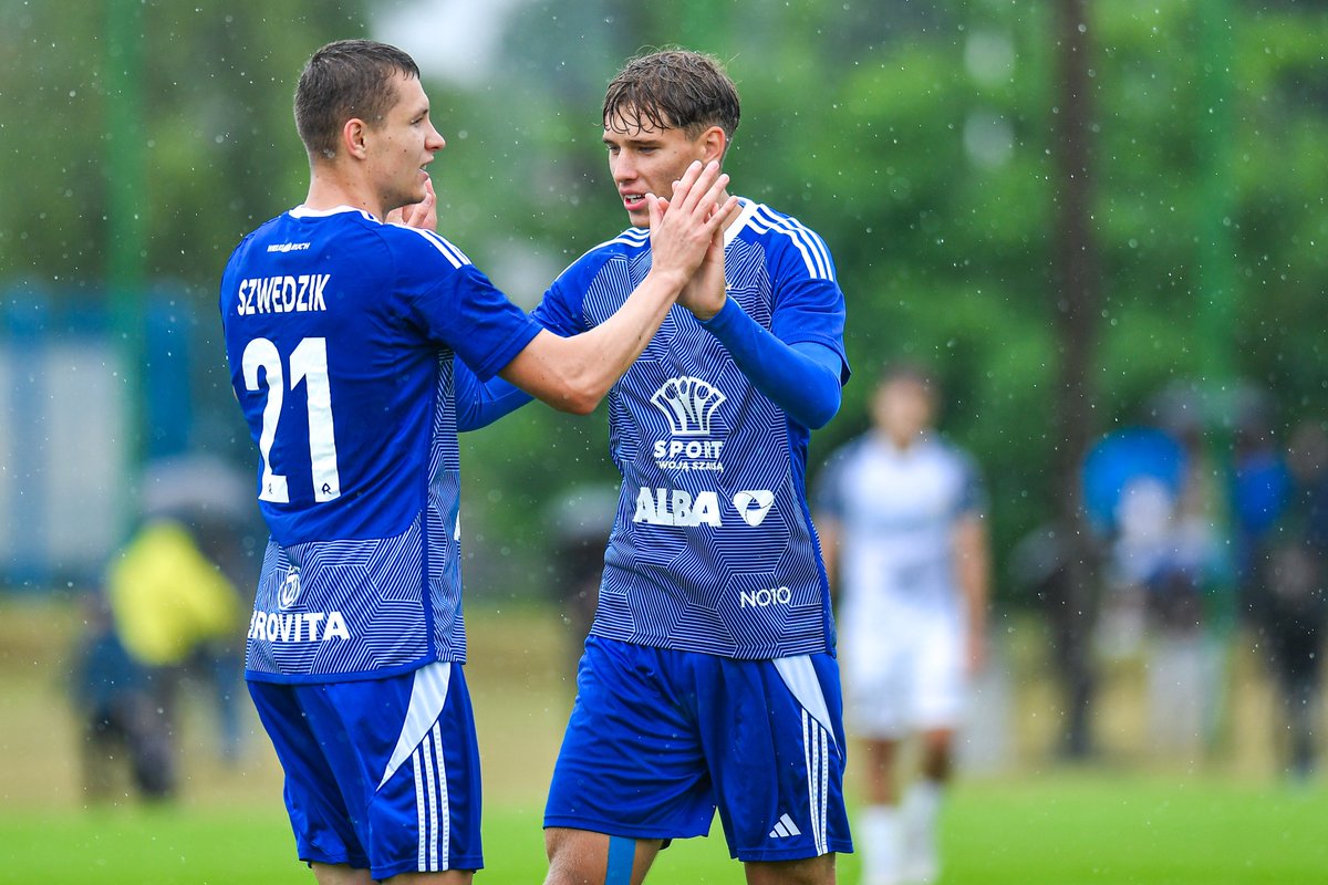 ⚽ + 🅰️

Patryk wczoraj z bramką, Mateusz z asystą 👍

📸 𝐆𝐀𝐋𝐄𝐑𝐈𝐀 👉 ksruch.com/w/foto-RCHPUN-…
