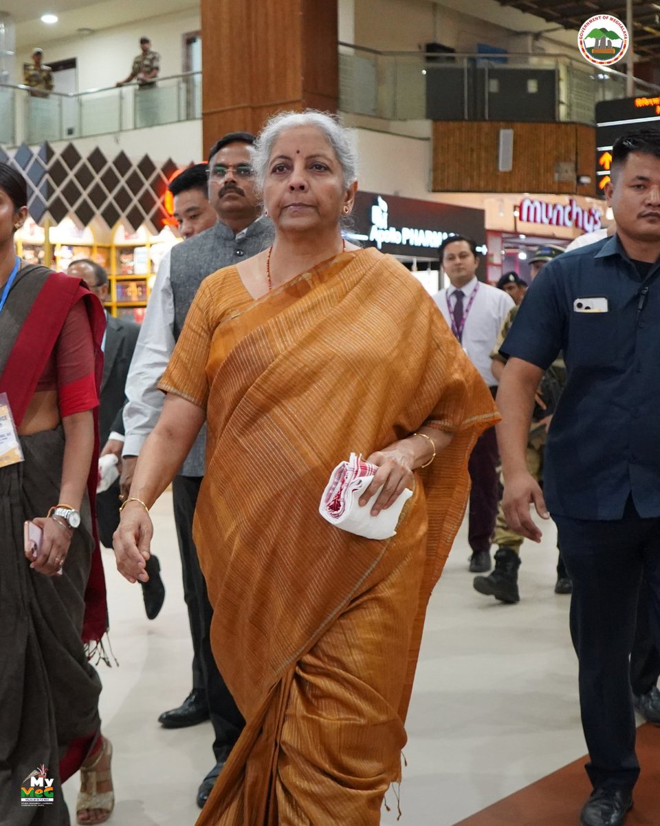 Smt. Nirmala Sitharaman, Hon’ble Union Minister of Finance, arrived at Lokpriya Gopinath Bordoloi International Airport, Guwahati, ahead of her official visit for a four-day event to Meghalaya. 

#MeghalayaDevelopment #SmartCityMission #InfrastructureGrowth #PMDevINE