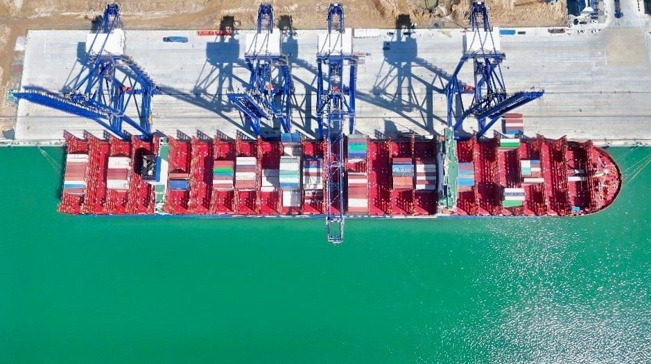 M.V. COSCO SHIPPING YANGPU, a methanol dual-fuel containership, completed her maiden voyage to Yangpu Port in Hainan Province and was refueled with green methanol here, which is mainly biogas produced through the fermentation of urban kitchen waste and animal manure.♻