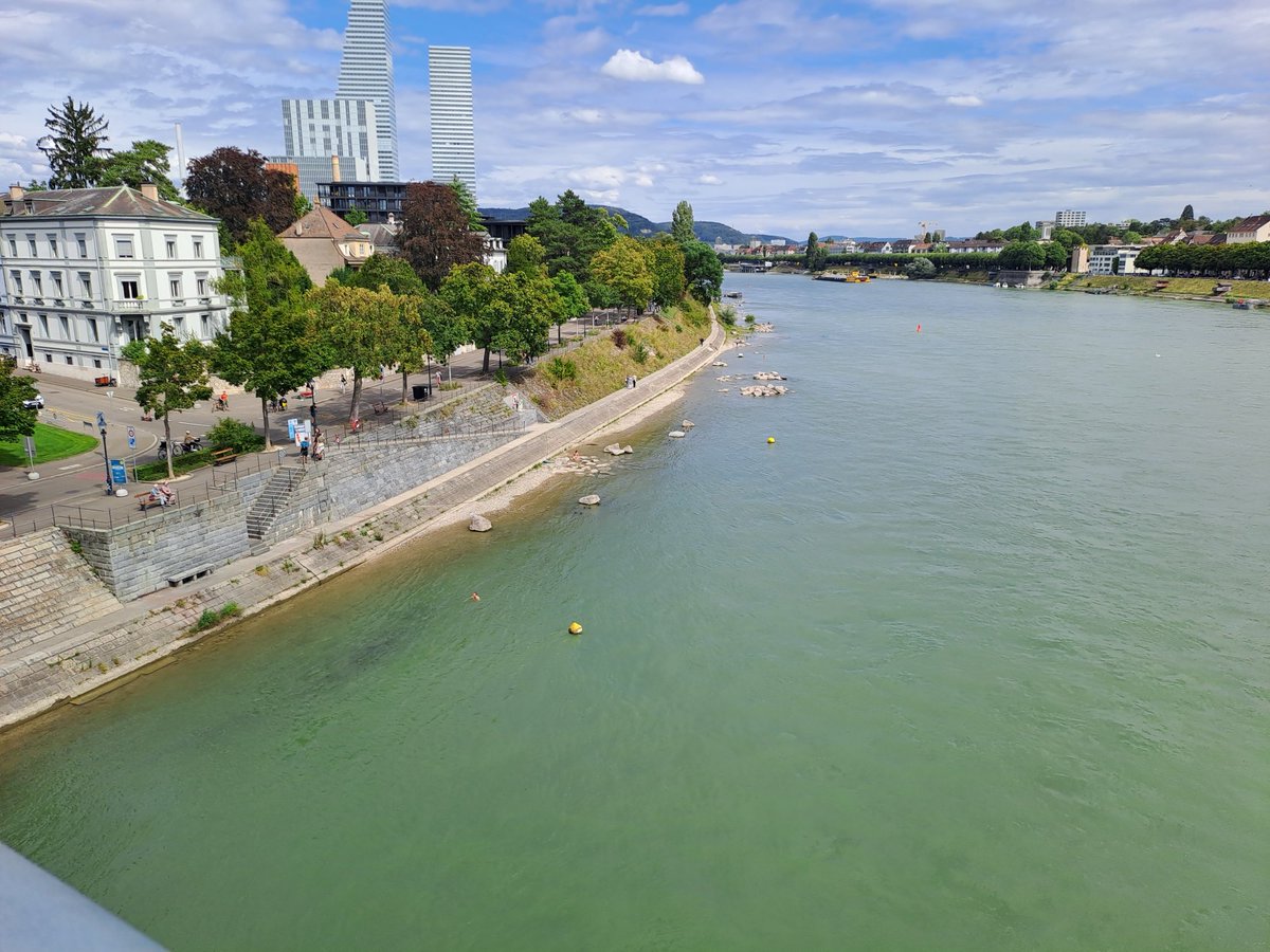 De Rijn warmt langzaam op. Wetenschappers verwachten dat de rivier in de nabije toekomst eenderde van het jaar bijna lauw aanvoelt: h2owaternetwerk.nl/h2o-actueel/st…