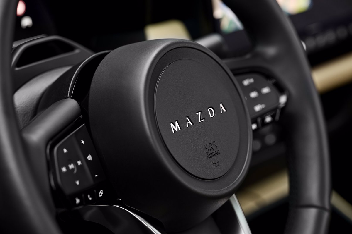 taku2_4885's tweet photo. 新型CX-5のリリース（ドイツ）

・今年12月発売予定
・センターディスプレイは「12.9 or 15.6インチ」
・Googleアプリ搭載（マツダ車初）
・ホイールベースは115㎜延長
・最初に2.5L e-SKY G（24V 141ps）を投入。
・最上級グレードはドアトリムにアンビエントライト
・ステアリングはMAZDAロゴ。 https://t.co/WDJt0d6U8K