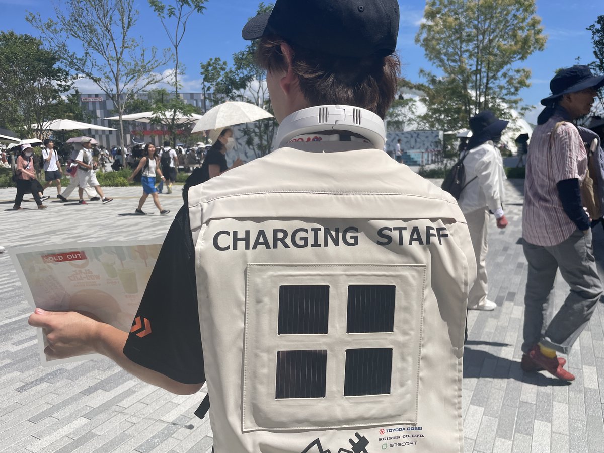 関西万博のよしもと waraii myraii館。スタッフが着ているのは、支援先の　#エネコートテクノロジーズ が製造したペロブスカイト太陽電池が装着されたジャケットです。太陽電池が発電した電気で首元の送風機を駆動しています
 #大阪・関西万博