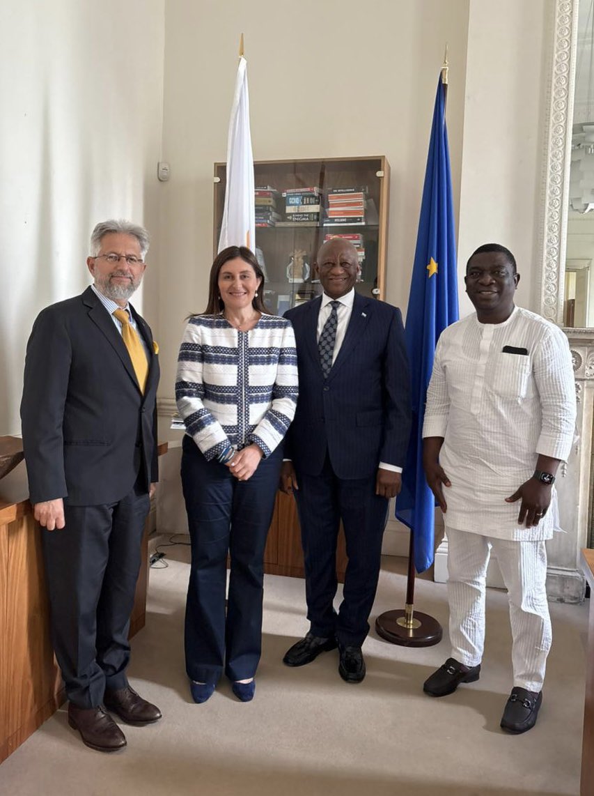 HadjimanoliM's tweet image. 📍London |🇬🇧
During my visit to London, I had the pleasure of having a series of bilateral meetings with the Honorable Deputy Minister of Transport of South Africa, Mr. Mkhuleko Hlengwa 🇿🇦, Honourable Minister of Marine and Blue Economy of the Federal Republic of Nigeria 🇳🇬,…