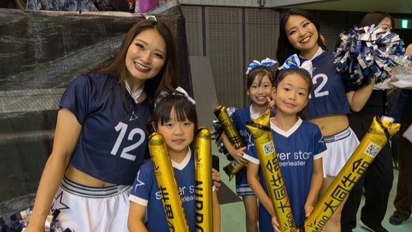 OrientalBioシルバースターのチアリーダーがバレーボールの