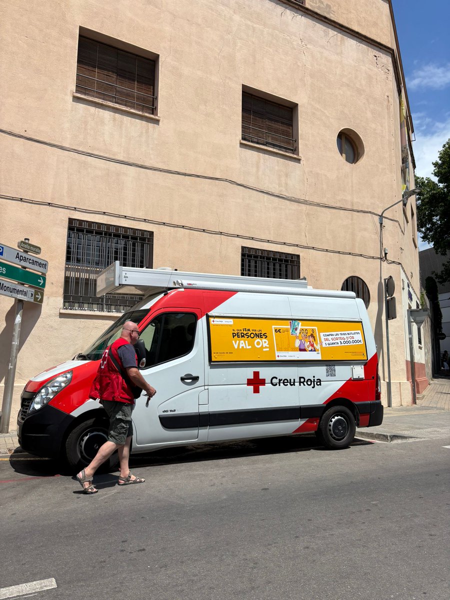 CreuRoja_Mataro's tweet photo. 👀📌Ei! Ens has vist per #Mataró? Hem estat voltant pel territori amb la furgoneta del #SorteigOr!
🫂Gràcies a la teva col·laboració, milers de persones que ho deixen tot enrere, troben l'acolliment, orientació i esperança des del primer dia.
👏🏻Donar la mà és humanitat i #ValOr https://t.co/v8zsG33BrD