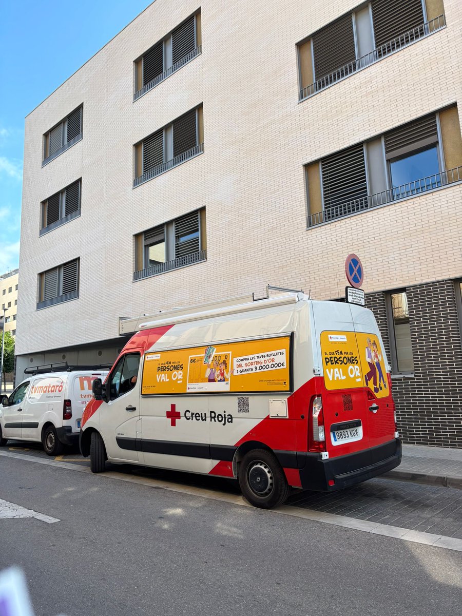 CreuRoja_Mataro's tweet photo. 👀📌Ei! Ens has vist per #Mataró? Hem estat voltant pel territori amb la furgoneta del #SorteigOr!
🫂Gràcies a la teva col·laboració, milers de persones que ho deixen tot enrere, troben l'acolliment, orientació i esperança des del primer dia.
👏🏻Donar la mà és humanitat i #ValOr https://t.co/v8zsG33BrD