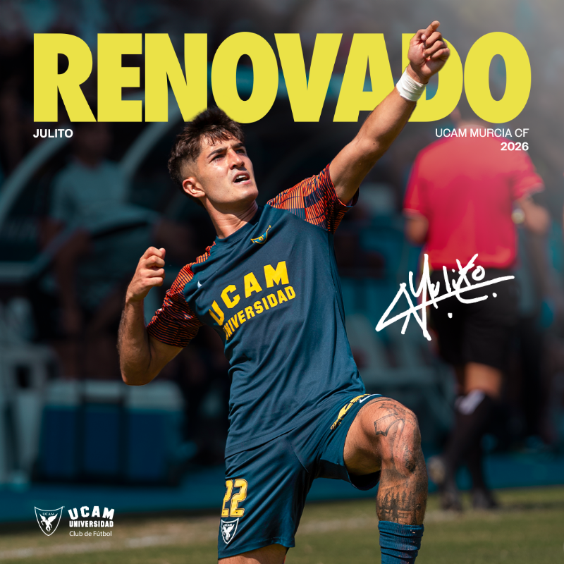 UCAMMurciaCF's tweet photo. ✍️🏻 Julito 𝐑𝐄𝐍𝐔𝐄𝐕𝐀 con el UCAM Murcia CF.

🏹 El atacante seguirá realizando su celebración con la elástica universitaria en el Estadio La Condomina.  

#Julito2026 | 2025/16
