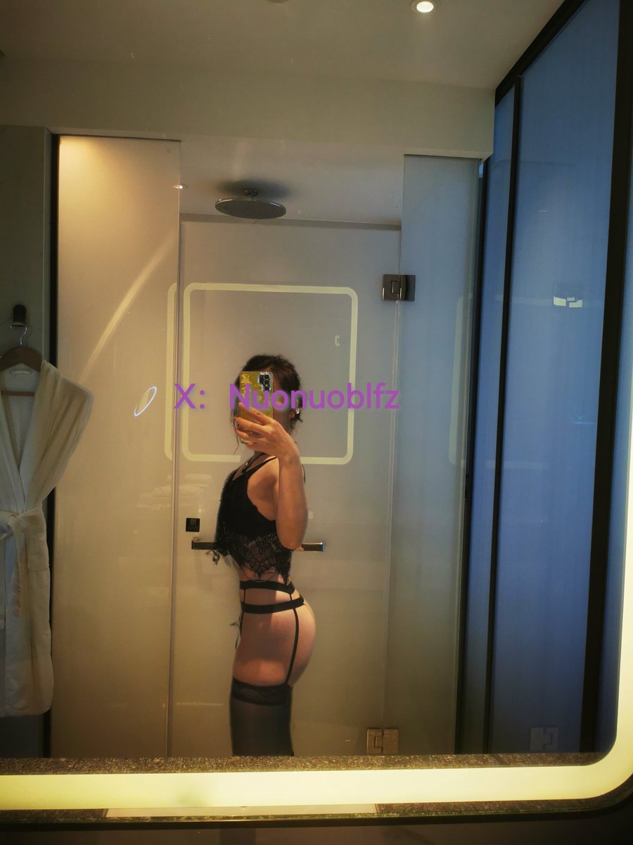 老公说我真是前凸后翘，前面肚子凸后面屁股翘一点都不自律。我说那我从明天开始自律，每天都去健身房找帅气的私教练出腹肌☺️☺️☺️。也不知在座各位别人的老公和男朋友喜欢这种身材不☺️