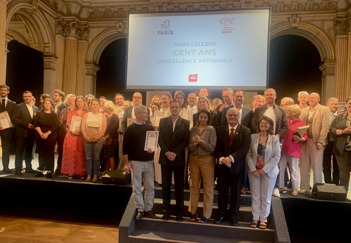 Mairie17's tweet image. Bravo aux commerces centenaires de #Paris17 mis à l’honneur à l’Hôtel de Ville de Paris ! 👏🏅

Éric Lamotte - rue des Acacias 🥩

Laurent Leclercq - rue Ruhmkorff 🪵

Le Chaisier - rue Davy 🪑

Atelier Midavaine - rue des Acacias 🎨

Féau Boiseries - rue Laugier 🏛️

#Commerces
