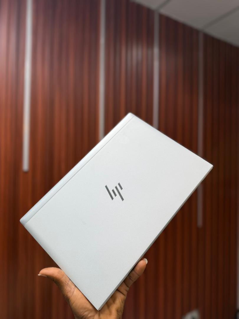 wtf_rema's tweet image. *HP ELITEBOOK 830 G7*
Touch screen
Intel core i5 10th gen vpro max turbo frequency 2.4ghz
•13 inches
•Ram: 16 GB DDR4
•256 GB SSD
•Graphics: intel UHD 620(8GB)
•USB Type C
•FHD display
• keyboard💡
•Face ID/Fingerprint
•Charger 🔌
Price 4.5k
Ghc: 0241636577