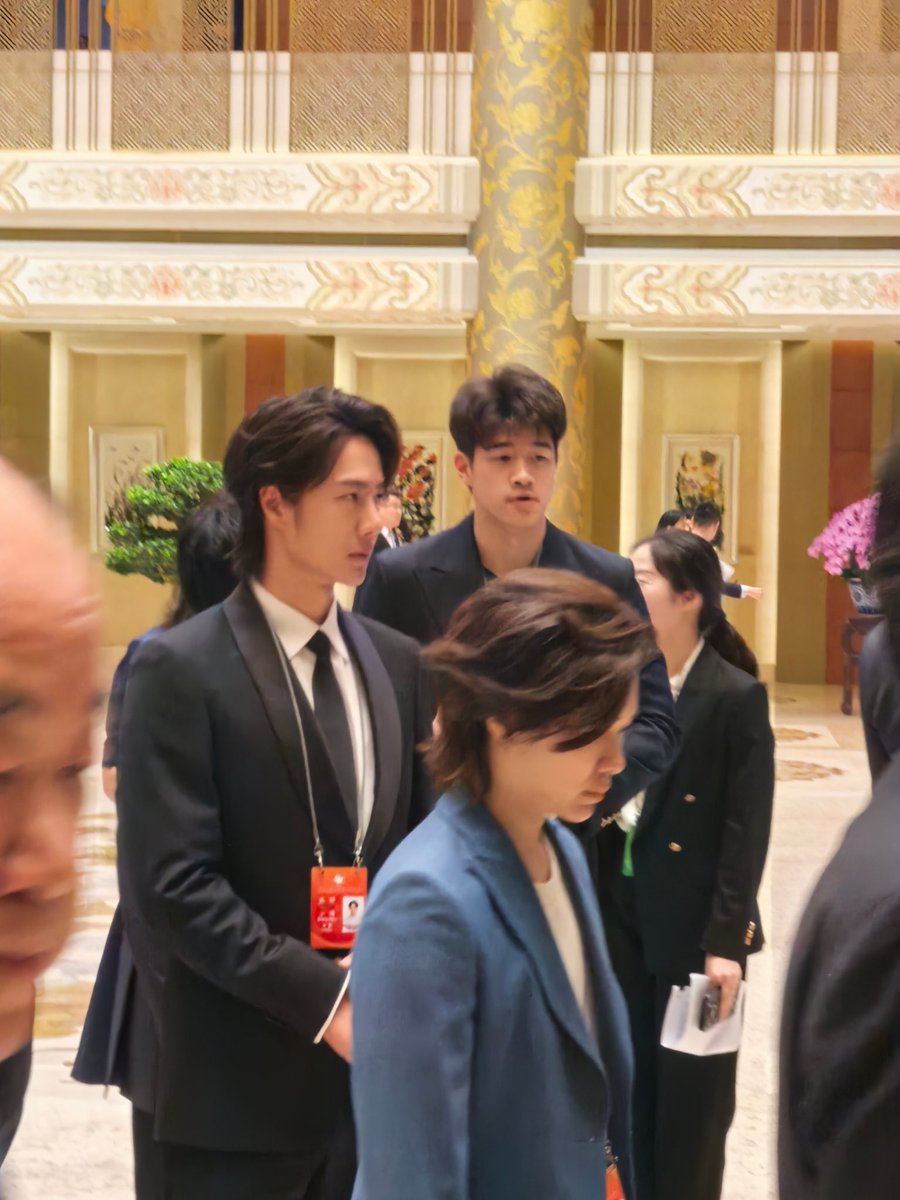 อี้ป๋อหล่อจริงๆ แบบหล่อด้วยตัวเองอยู่แล้ว แต่งเรียบๆ ไม่ต้องอะไรเยอะก็หล่อมากแล้ว แล้วเป็นเด็กมารยาทดี สุภาพ เวลาออกงานทีไรวางตัวดีตลอด คนมองก็ชื่นชมอะ