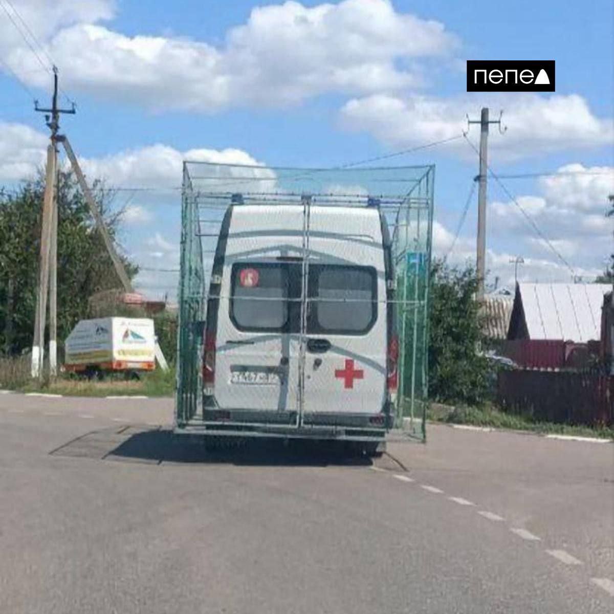 Warum Krankenwagen in diesem Schutz in Kursk Gebiet..?
Weil es ist lieblings Ziel von ukrainische Drohnen...
Scheisse Ukraine, Helden sind Scheiße!!!