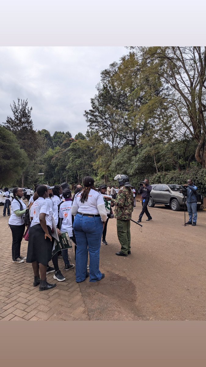 SylviaKamau6's tweet photo. @LarryMadowo
@occupyAGHS
@citizentvkenya
@ntvkenya
@K24Tv
The Alumni of Alliance Girls HighSchool have taken to the school to protest the continuing tenure of Peter Ayiro
#stopprotectingpredators https://t.co/dJECfBNomF