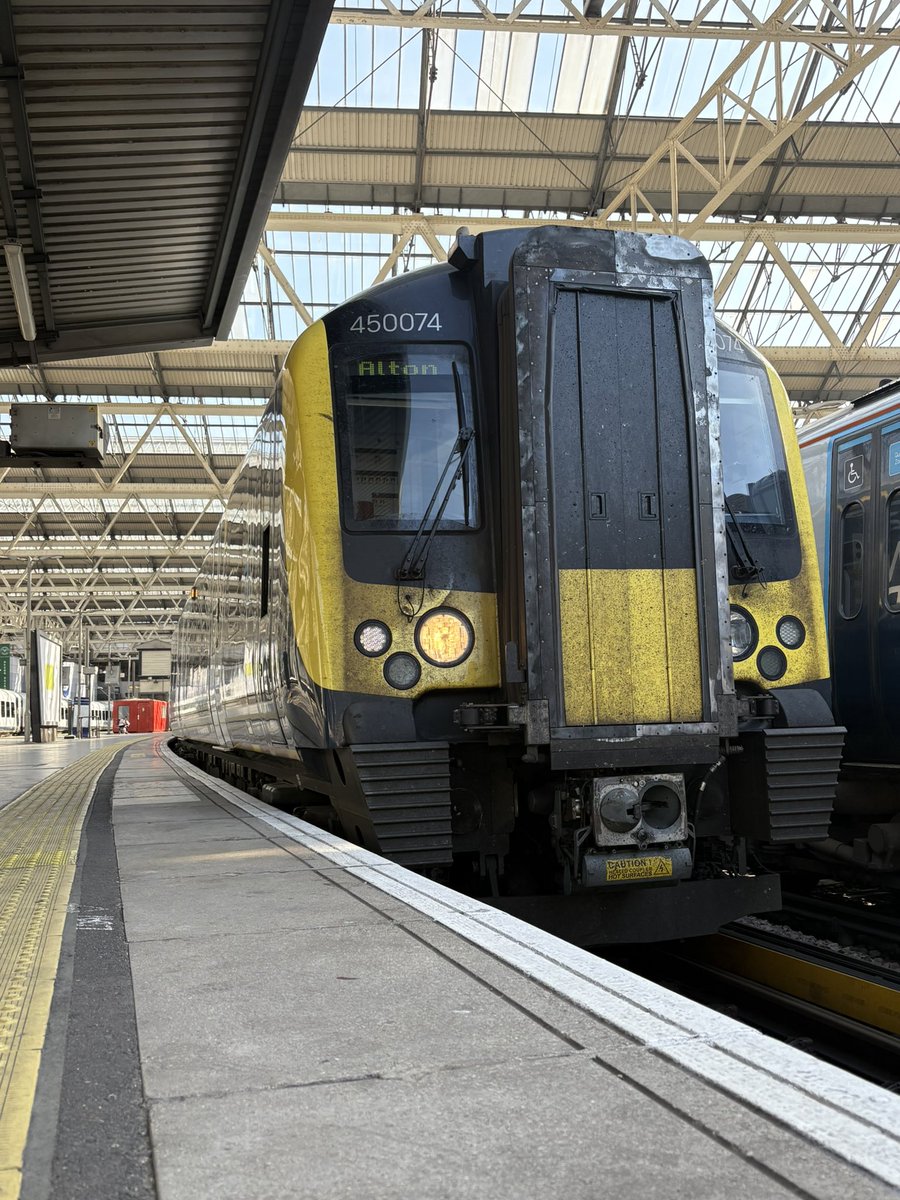 Break over and back out on the Iron Road with me. My new units are 450074 &amp; 450042 which are now open for boarding on P9 at Waterloo if you want to ride 1A21 to Alton. 

Warming up now. Sunnies on!! 😎