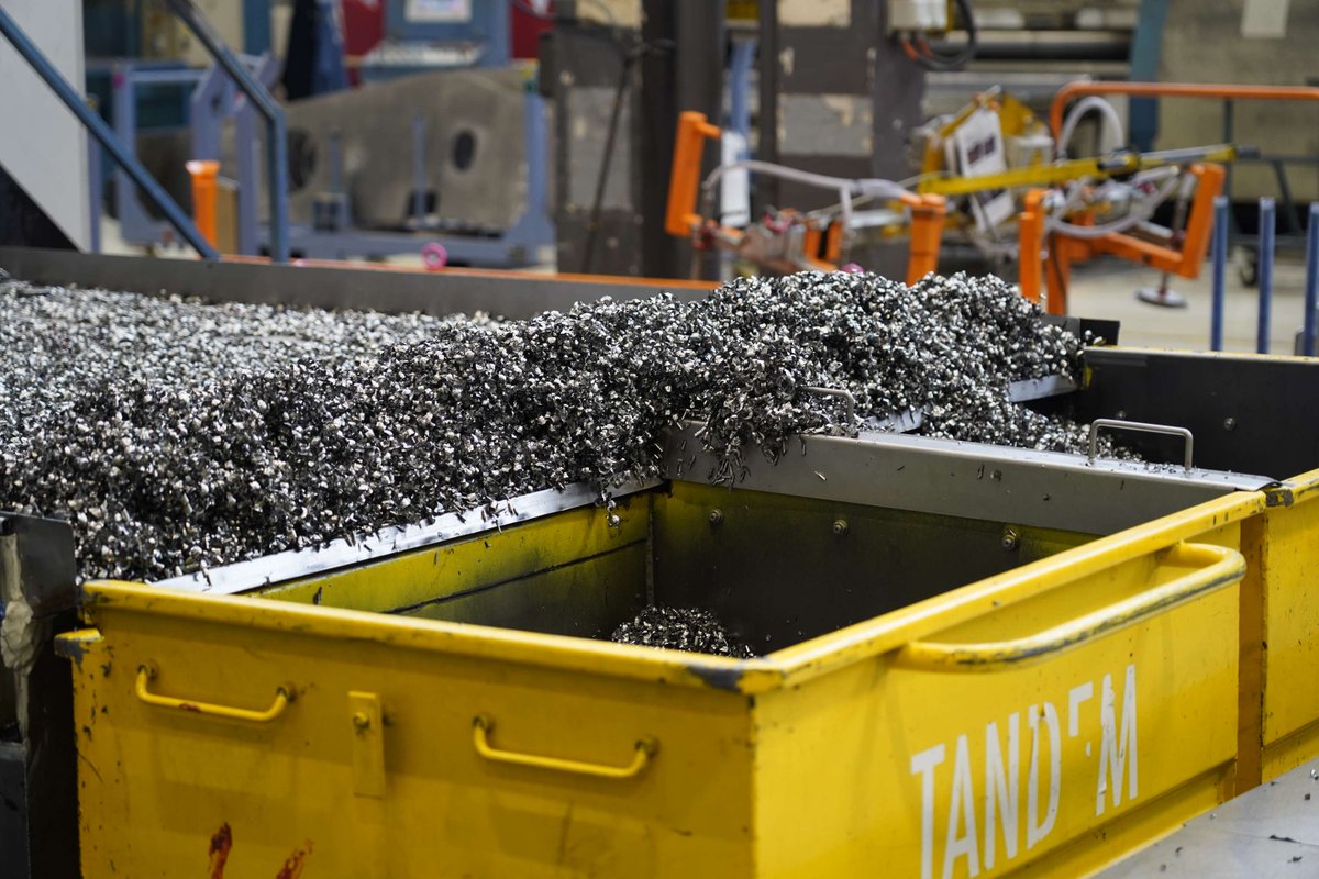Airbus's tweet image. Waste not, want not! ♻️ Airbus is optimising the use, reuse and recycling of titanium and aluminium to increase the efficiency of our operations.
Get the full story 👉 fly.airbus.com/PAS25-Circular…
#CircularEconomy #Recycling #Innovation
