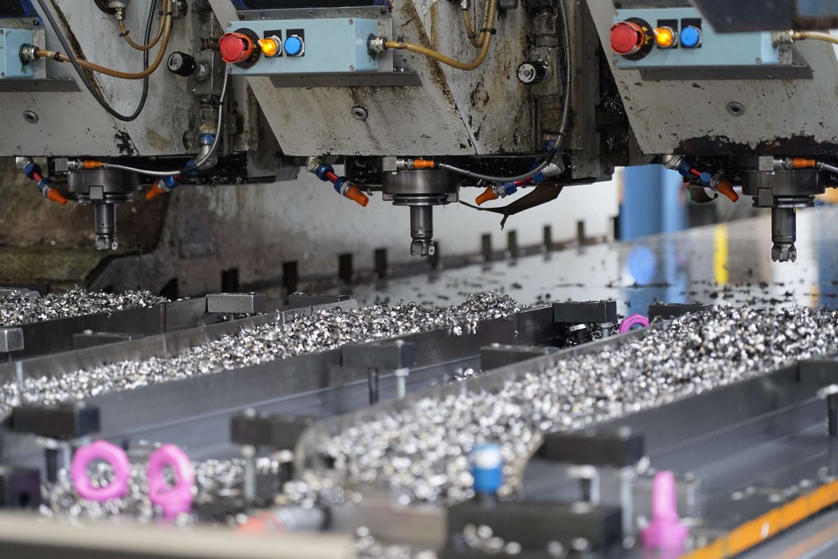 Airbus's tweet image. Waste not, want not! ♻️ Airbus is optimising the use, reuse and recycling of titanium and aluminium to increase the efficiency of our operations.
Get the full story 👉 fly.airbus.com/PAS25-Circular…
#CircularEconomy #Recycling #Innovation