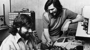iamwildandout's tweet image. Messy And Famous: Steve Jobs vs. Steve Wozniak: The Genius Who Built Apple… Then Got Left Behind
🕒 1975 – The Garage Myth Begins
The story of Apple always starts in a garage — but the real brains behind the machine was Steve Wozniak.
Woz wasn’t just smart — he was a true…