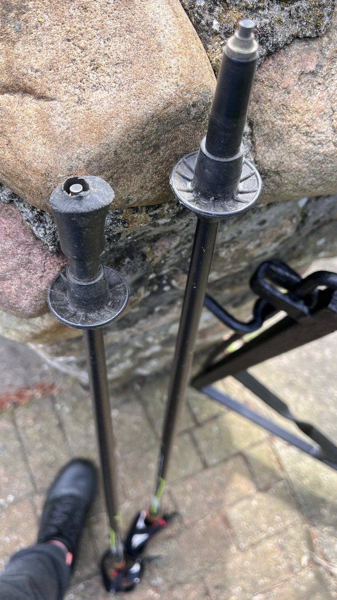 Eh sepatu tongkat nordic walking copot satu, yang kanan sudah tepos pula. Kok yo pas banget sampe depan pager rumah.  
Tahukah kamu? Itu adalah sebuah tongkat ajaib. Mau tau khasiat nya?