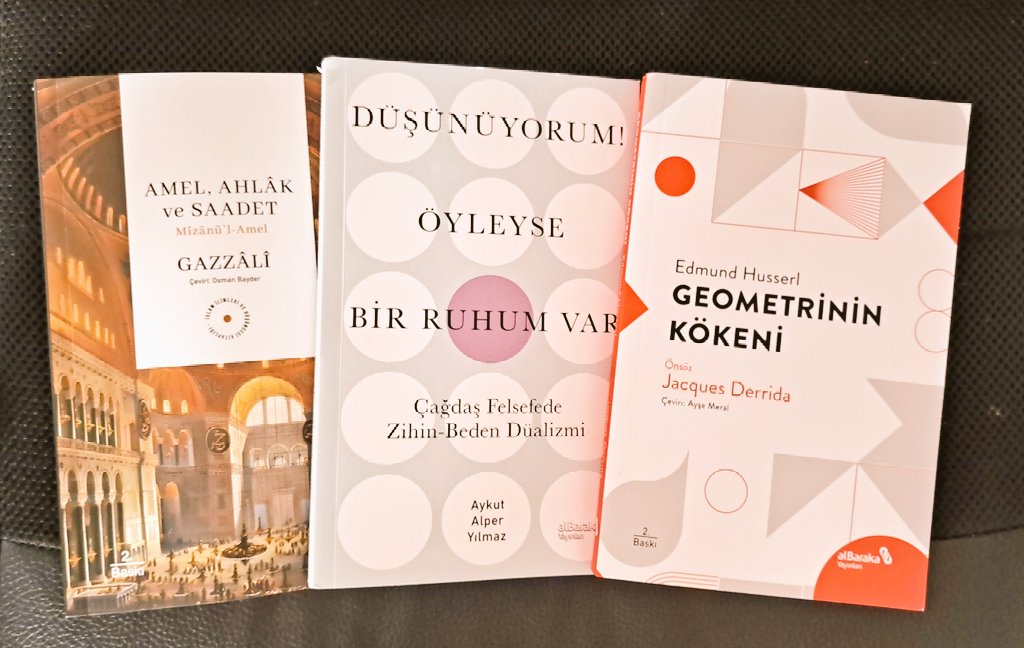 Albaraka güzel kitaplar çıkarmaya devam ediyor. Nazik hediyeleri için <a href="/albarakayayin/">Albaraka Yayınları</a>'a teşekkür ederim.

Felsefe-düşünce alanında yayınların devamını bekliyoruz.

Son tercüme daha elime ulaşmadı ama özellikle <a href="/mbulgen/">Mehmet Bulgen</a> hocanın tercüme ettiği kitaplar çok değerli.
Emeğinize sağlık.