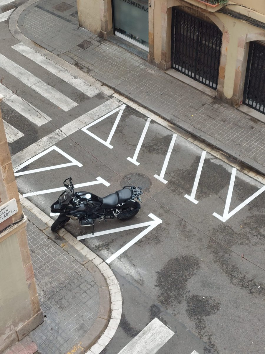 ampulleta's tweet photo. @bcn_ajuntament a qui se li ha ocorregut la meravellosa idea de que no puguin girar els vehicles? Jo de vosaltres no aparcaria les vostres motos, bàsicament perquè les tiraran. Per aquí passen camions de repartiment. 
#barceloneta #Barcelona #motoristes https://t.co/o6rzuJ9kkr