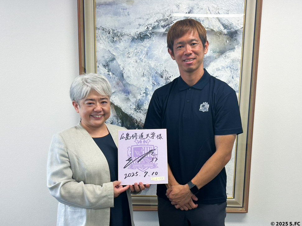 🏢パートナー企業訪問🏢
今シーズン支えていただいているパートナー企業様へ
#塩谷司 選手が訪問しました。

#広島修道大学 様

多大なサポートをありがとうございます！✨

#sanfrecce