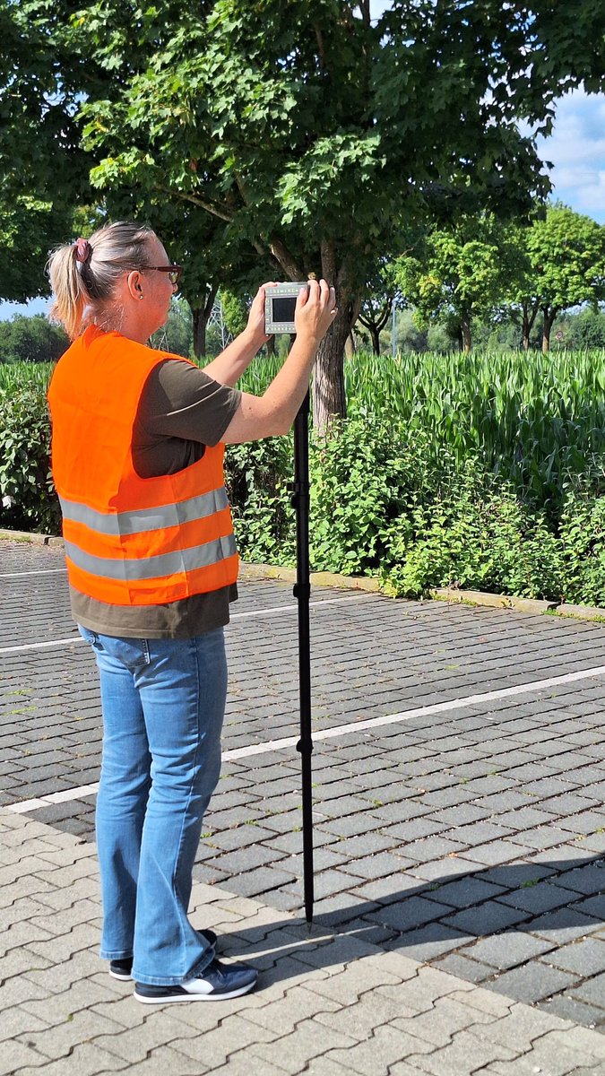 BKG_Bund's tweet photo. 🚐🔭 Supermarktparkplätze sind perfekt fürs #Vermessen, weil:
Freie Flächen
+ starke Satellitensignale
= hohe Genauigkeit
Denn die zählt! Max. 10cm Abweichung dürfen zw. gelieferten & tatsächlichen Daten liegen, die wir für den #DigitalerZwilling Deutschland brauchen. 📐 https://t.co/LTX5rlpWOU