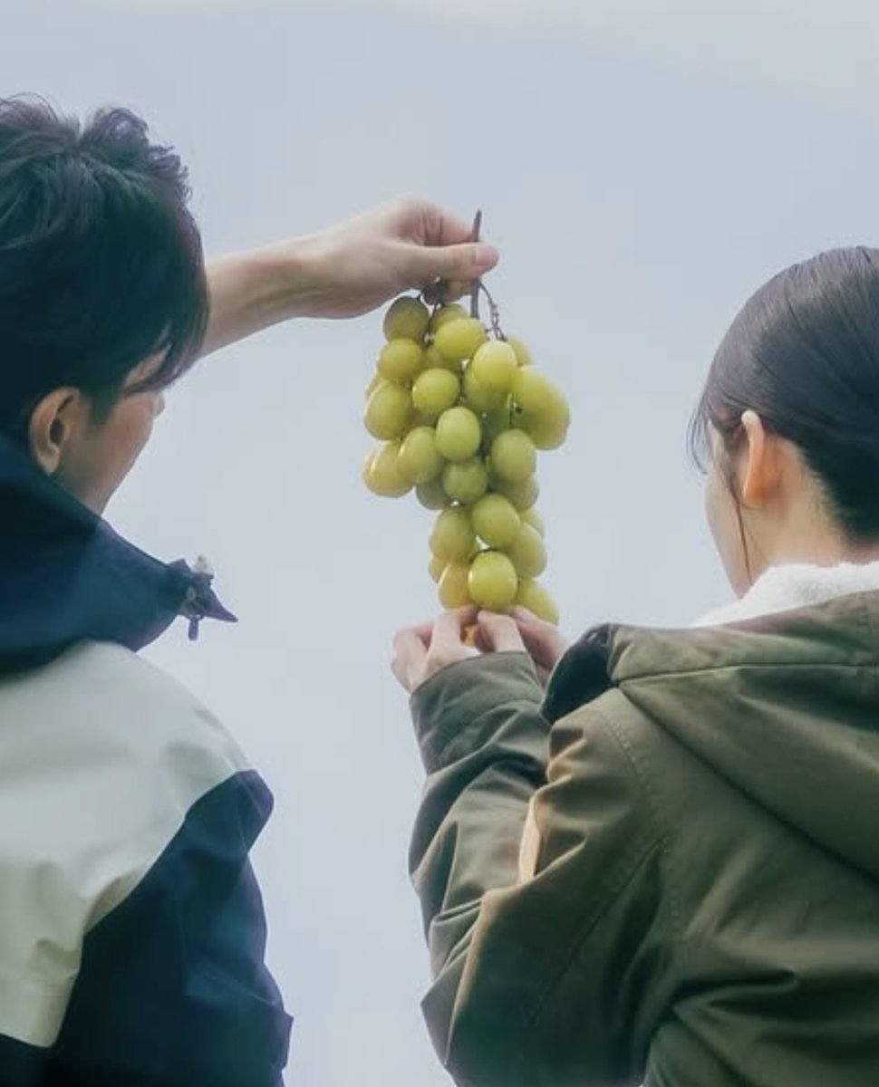 🍇の持ち方が独特w（安定感抜群） らしさ出てる🙂 （インスタの画像