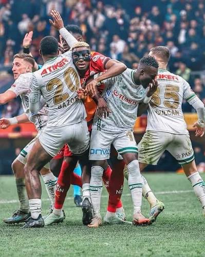 Napoli Galatasaray'a gelmemesi için Victor Osimhen'e şundan çekiyor eksiği var fazlası yok.