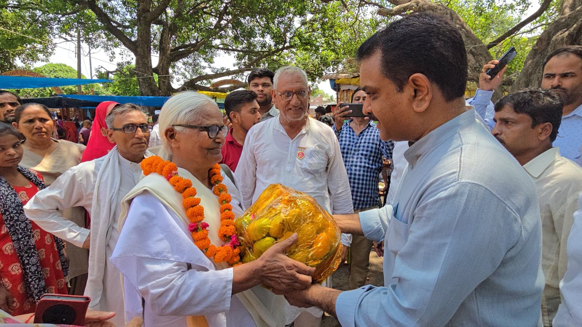 आज गुरु पूर्णिमा के पावन अवसर पर माँ फूलमती देवी मंदिर के पुजारी श्री शिखर मिश्रा जी, प्रजापिता ब्रह्माकुमारी ईश्वरीय विश्वविद्यालय में ब्रह्माकुमारी रमामाता जी व जैन मंदिर, छिपट्टी के पुजारी श्री रोहित जैन जी से भेंट कर गुरु पुर्णिमा की हार्दिक शुभकामनाएं दी और उनका आशीर्वाद