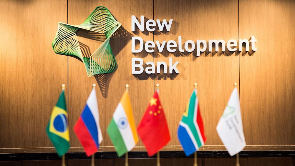 Felicitaciones! El Nuevo Banco de Desarrollo ratifica el ingreso de Colombia como miembro pleno ante su cumbre en Río. El NDB, con sede en Shanghai, desde su fundación, financió por 40.000 millones de dólares 122 proyectos en especial infraestructura, saneamiento y transporte.