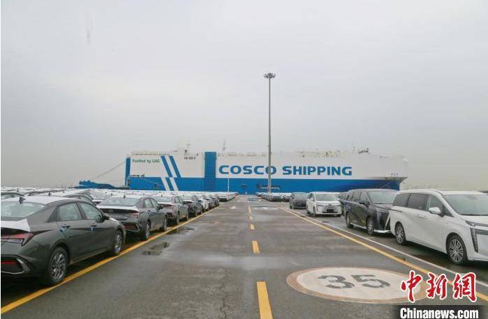 Nueva conexión de bienestar! El barco "Mínjiāngkǒu" zarpó del Puerto de Tianjin hacia el Puerto de Chancay (Perú) transportando casi 1,500 automóviles, que marcó la operación oficial de esta nueva ruta internacional.