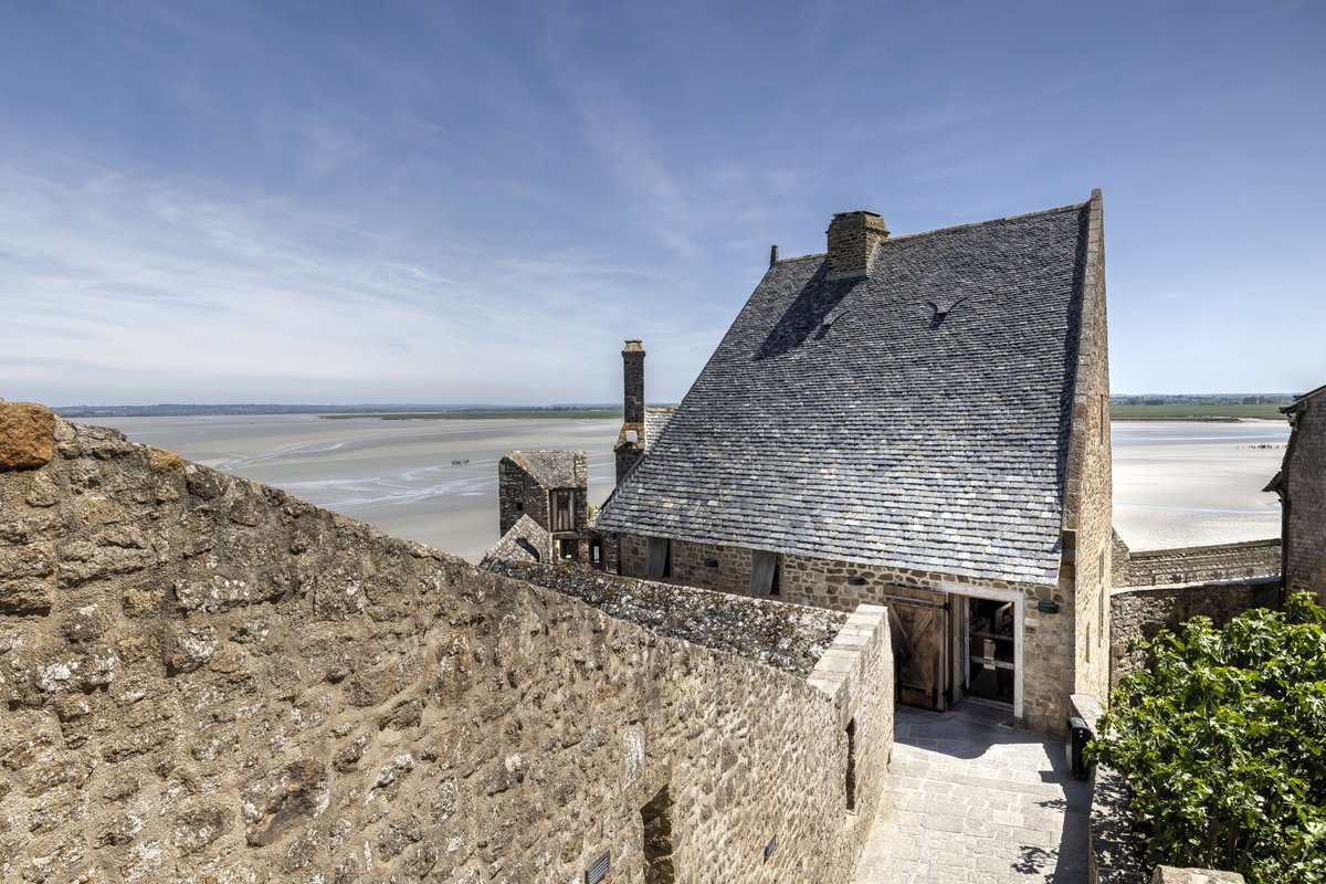 VINCIConstrucFR's tweet photo. #JeudiPhoto face à la baie du #MontSaintMichel🌊Au pied de l'abbaye, notre filiale #Degaine a œuvré à la restauration de la tour Boucle désormais ouverte à la visite & aménagée en boutique➡️+ de 1100 m² rénovés en alliant technicité & préservation du #Patrimoine🏰#TailleDePierre https://t.co/EBVfpEHDq8