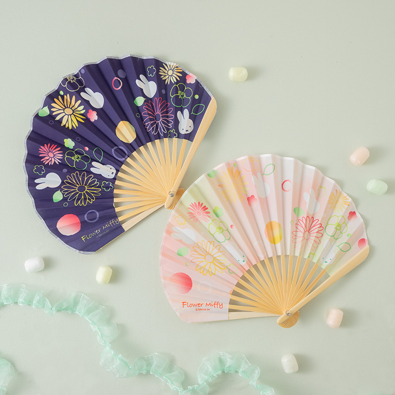 FlowerMiffy's tweet image. ★夏のおすすめ★
扇子の新デザインが登場。
「Flower Miffy 扇子 花毬」　税込3,190円
※通販では造花とセットでの販売です

ランダムに散らした花が、まるで夏の夜空に上がる花火のよう。浴衣にも合わせやすいデザインです。
ケース付きなので、持ち歩きにもぴったり。

benelic-flower.com/view/search?se…
