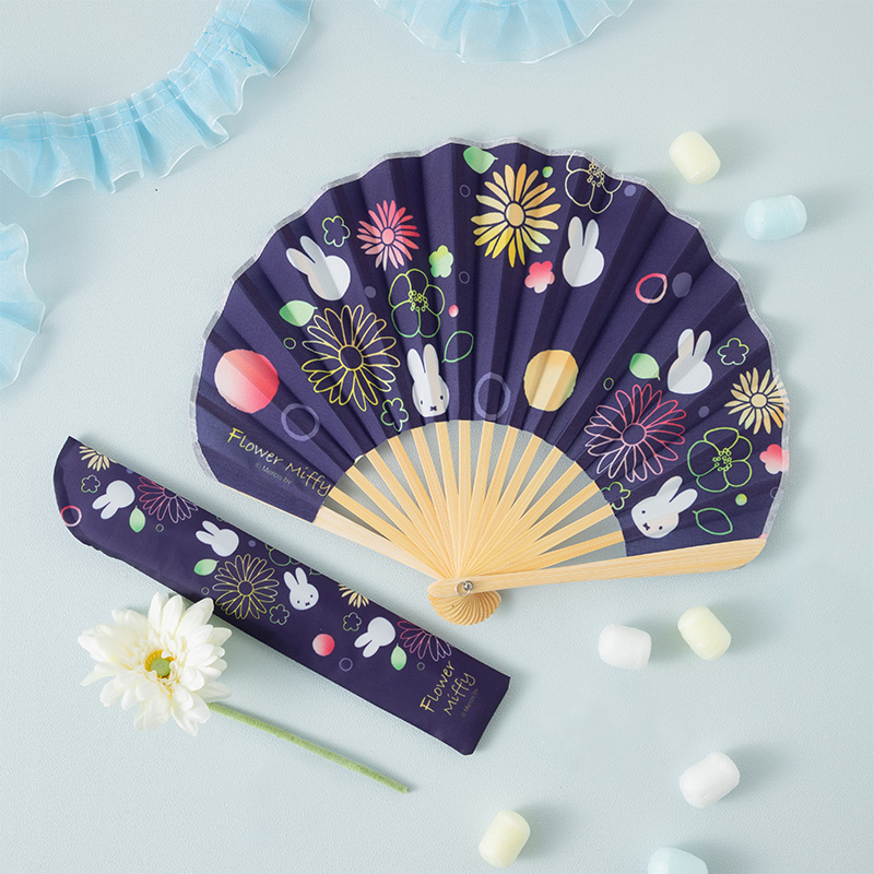FlowerMiffy's tweet image. ★夏のおすすめ★
扇子の新デザインが登場。
「Flower Miffy 扇子 花毬」　税込3,190円
※通販では造花とセットでの販売です

ランダムに散らした花が、まるで夏の夜空に上がる花火のよう。浴衣にも合わせやすいデザインです。
ケース付きなので、持ち歩きにもぴったり。

benelic-flower.com/view/search?se…