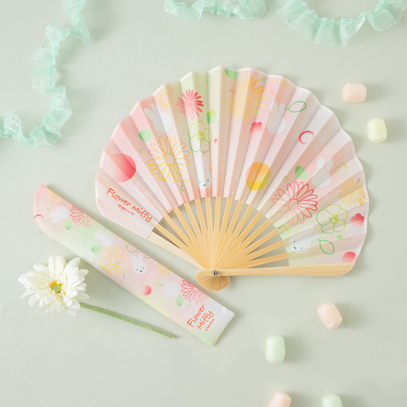FlowerMiffy's tweet image. ★夏のおすすめ★
扇子の新デザインが登場。
「Flower Miffy 扇子 花毬」　税込3,190円
※通販では造花とセットでの販売です

ランダムに散らした花が、まるで夏の夜空に上がる花火のよう。浴衣にも合わせやすいデザインです。
ケース付きなので、持ち歩きにもぴったり。

benelic-flower.com/view/search?se…