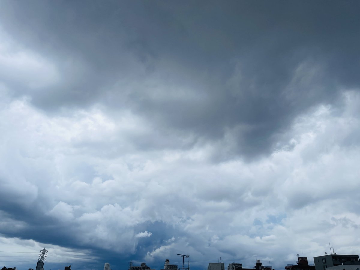 日中の晴れた空と夕方の今の空。
関東のあちらこちらで雷雨となっています。

今は降っていないから。と油断をしないようにお願いします。