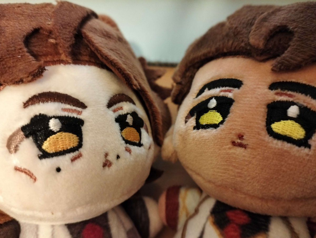 StivianGray's tweet image. hi jayvik nation look at the babies I got from @doufupuff on the weekend 🥹🤲 they hold hands on my desk and i make them smooch every time I leave 💚