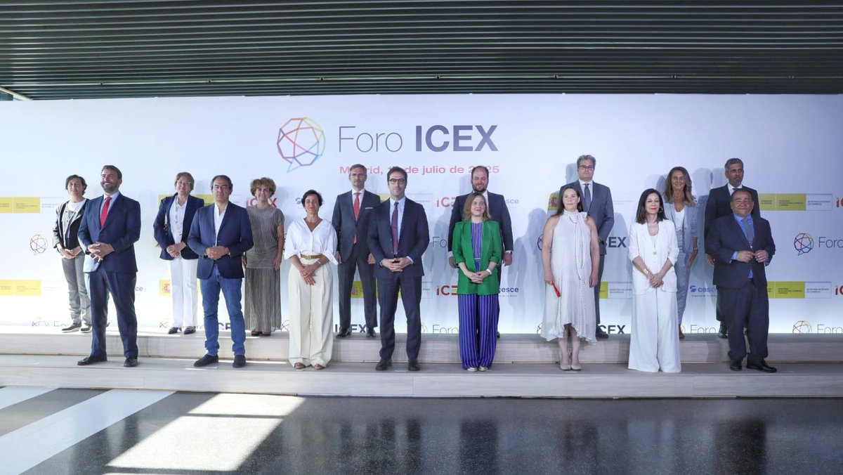 ICEX (@icex_) on Twitter photo Bienvenida oficial al #ForoICEX2025. Reunimos en la foto de familia a autoridades y participantes en la sesión inaugural:
🔸 <a href="/carlos_cuerpo/">Carlos Cuerpo</a>, ministro de Economía, Comercio y Empresa
🔸 <a href="/ls_amparo/">Amparo López Senovilla</a>, secretaria de Estado de Comercio
🔸 Elisa Carbonell, consejera delegada, ICEX
🔸 Bienvenida oficial al #ForoICEX2025. Reunimos en la foto de familia a autoridades y participantes en la sesión inaugural:
🔸 <a href="/carlos_cuerpo/">Carlos Cuerpo</a>, ministro de Economía, Comercio y Empresa
🔸 <a href="/ls_amparo/">Amparo López Senovilla</a>, secretaria de Estado de Comercio
🔸 Elisa Carbonell, consejera delegada, ICEX
🔸