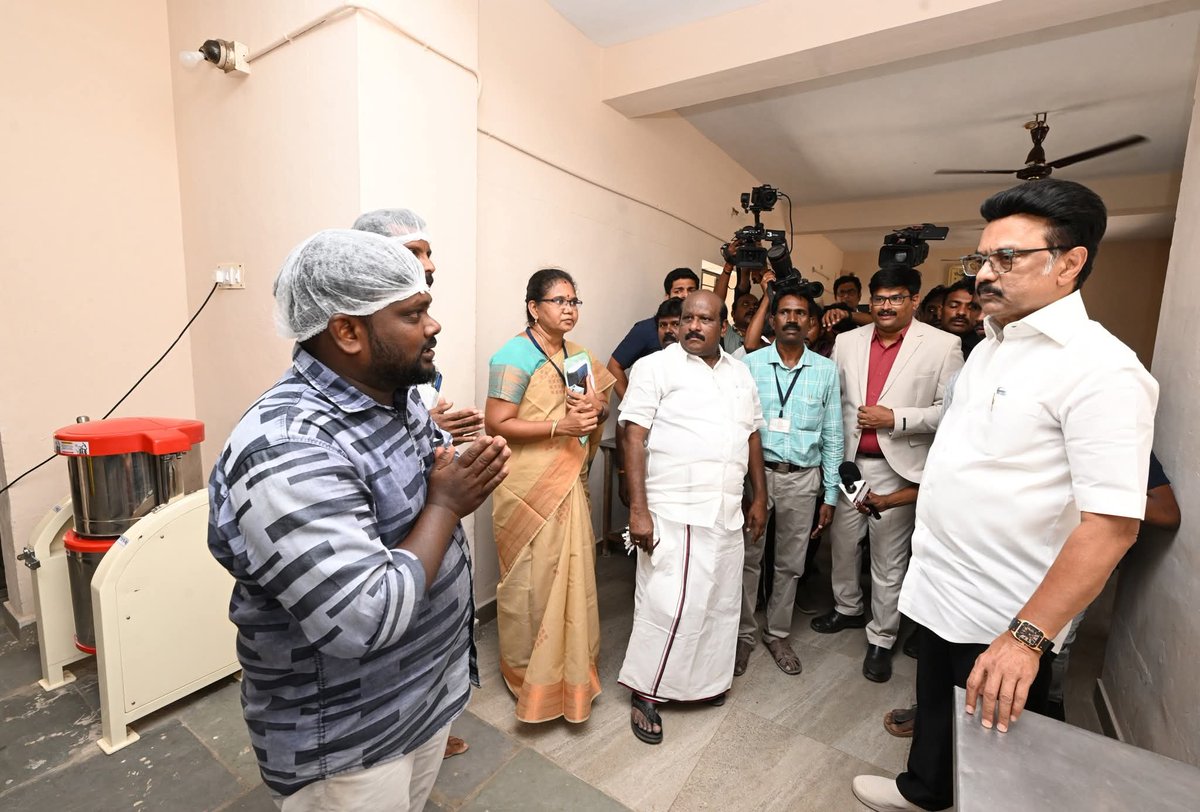 MOHAN K DMK NKL (@20101976m) on Twitter photo திருவாரூர் மாவட்டம், கிடாரங்கொண்டானில் அமைந்துள்ள கல்லூரி மாணவர்களுக்கான சமூகநீதி விடுதிக்கு மாண்புமிகு முதலமைச்சர் <a href="/mkstalin/">M.K.Stalin</a> அவர்கள் நேரில் சென்று, ஆய்வு மேற்கொண்டார். திருவாரூர் மாவட்டம், கிடாரங்கொண்டானில் அமைந்துள்ள கல்லூரி மாணவர்களுக்கான சமூகநீதி விடுதிக்கு மாண்புமிகு முதலமைச்சர் <a href="/mkstalin/">M.K.Stalin</a> அவர்கள் நேரில் சென்று, ஆய்வு மேற்கொண்டார்.