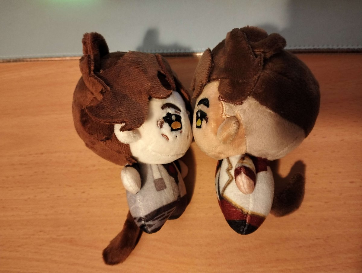 StivianGray's tweet image. hi jayvik nation look at the babies I got from @doufupuff on the weekend 🥹🤲 they hold hands on my desk and i make them smooch every time I leave 💚