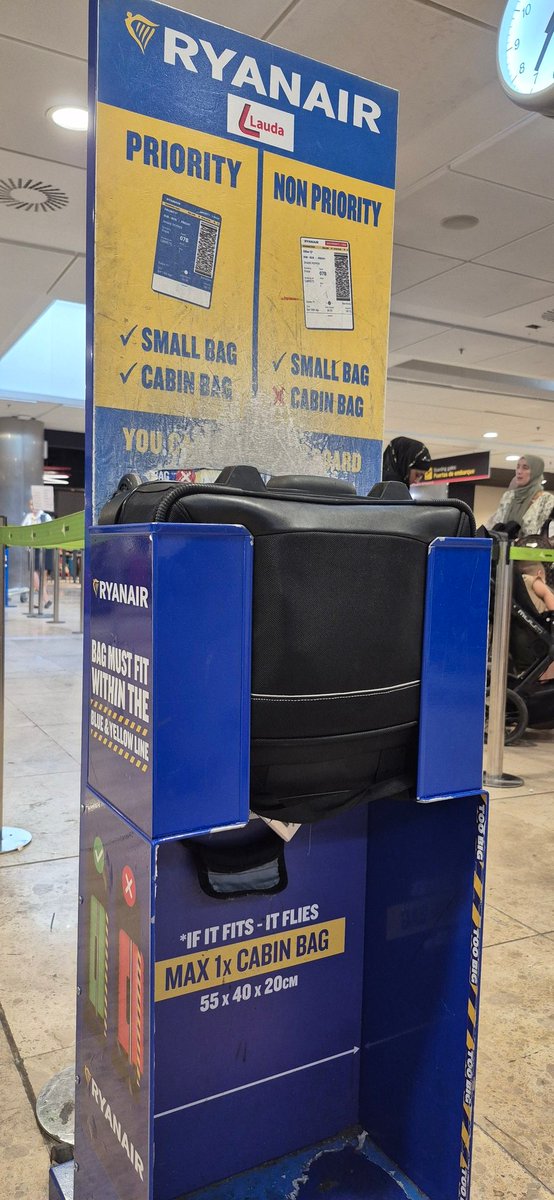 MariaMoro87's tweet photo. @Ryanair_ES no me permitió volar ayer. He volado más veces con ellos y el mismo maletín. Extraño: antes de medir la maleta me preguntó si volaba sola, comentó que me dejaría si había plazas y pagaba 75€ en metálico. Overbooking encubierto? Sueldos bajos buscando comisión extra? https://t.co/6M0V2kvCiv